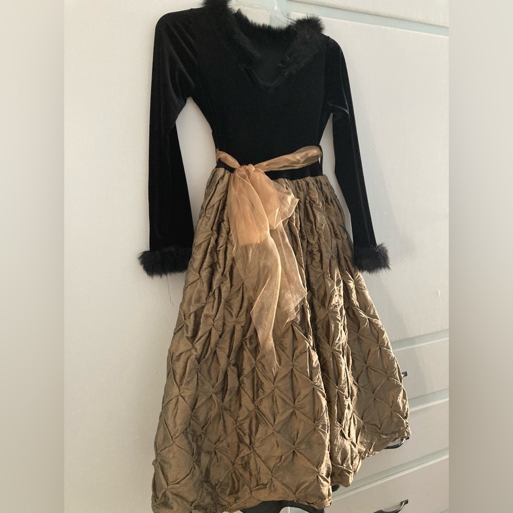 Girls boutique Cassie’s party dress 
Golden brown blk velvet fur trim
Beautiful